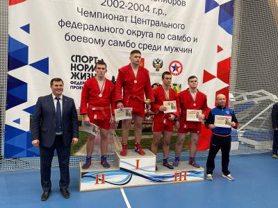 Рязанцы завоевали награды юниорского первенства ЦФО по самбо